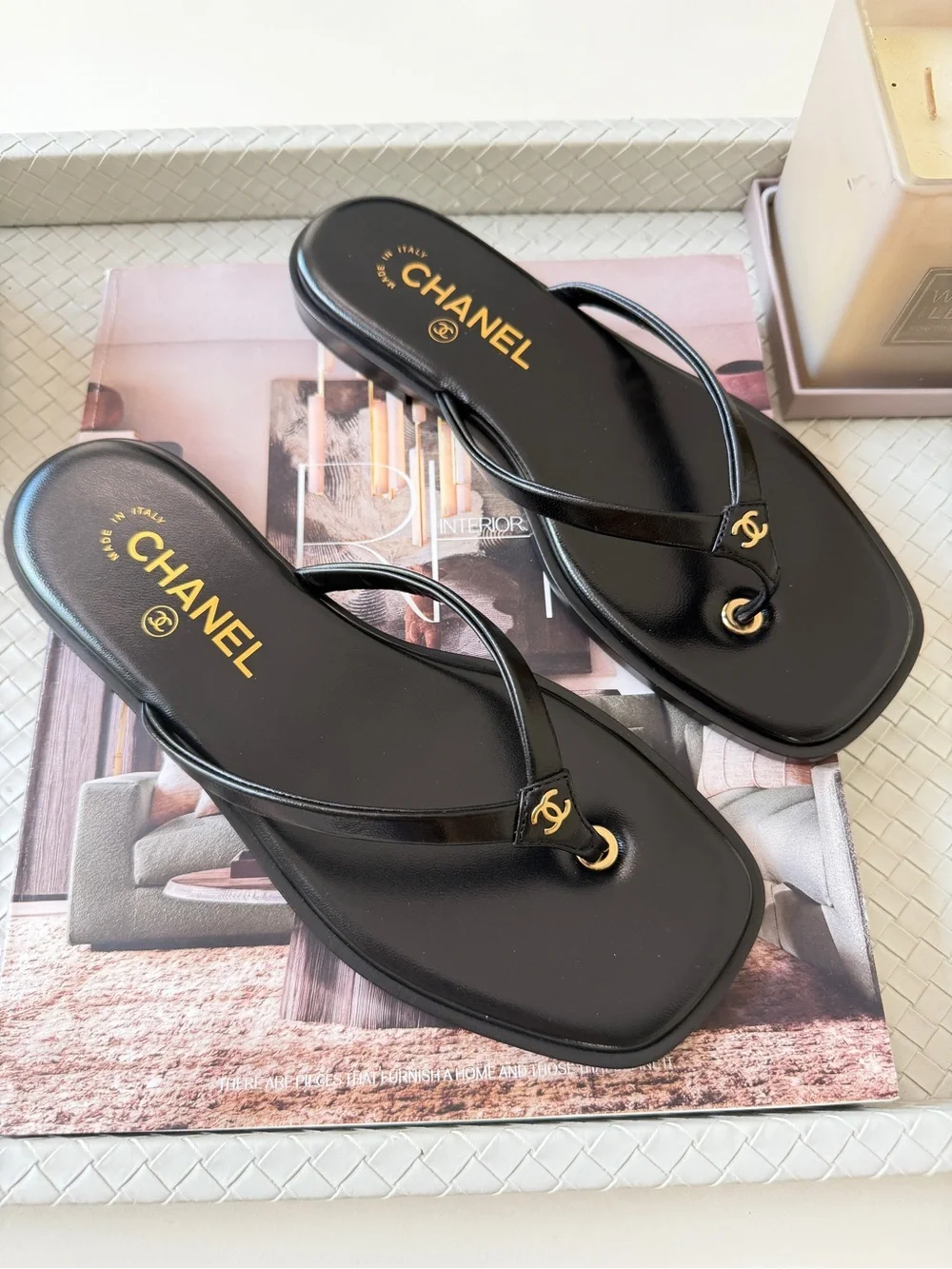 Chanel 2026 MÉTIERS D’ART Black Leather Gold CC Logo Flip Flop Slides Thong 40